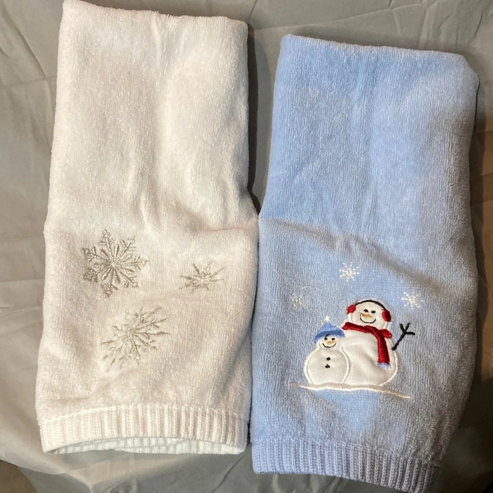 Decorative winter hand towels.